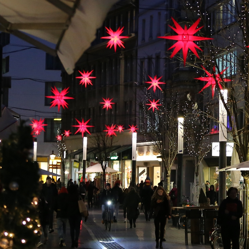 Weihnachtsbeleuchtung lässt die Friedrichstraße mit ihren Sternen in festlichem Galnz erstrahlen.