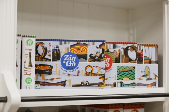 Rennstrecke für Spielzeugautos aus Holz.