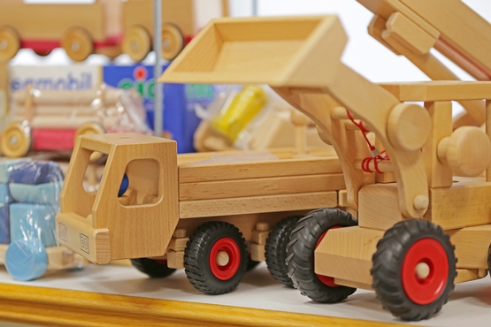 Baustellenfahrzeuge aus Holz. Zusehen sind ein LKW und ein Bagger
