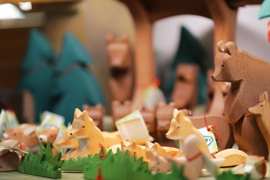 Holzspielzeug im Wald Thema, mit von der Party sind Büsche, Tannen, Bären sowie Füchse.