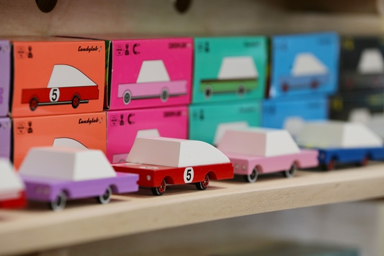 Bunte Designer-Holzautos aus dem Hause Candylab