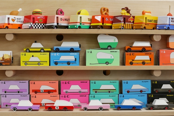 Bunte Autos und Mini-Trucks aus Holz