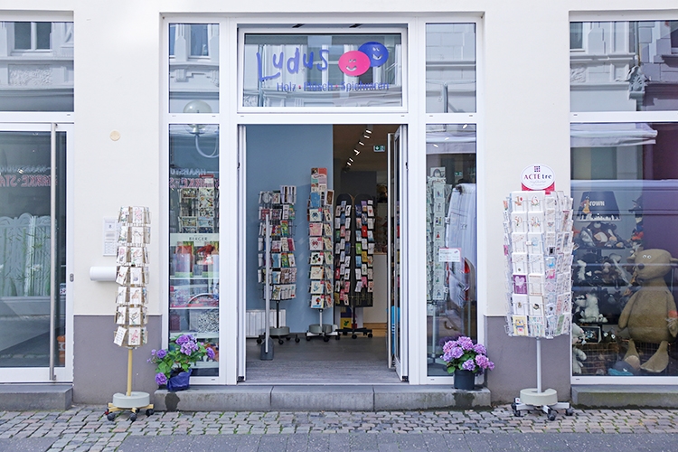Außenansicht Eine Außenaufnahme von Ludus Spielwarengeschäft. Ein pinker Rahmen ziert das Schaufenster.