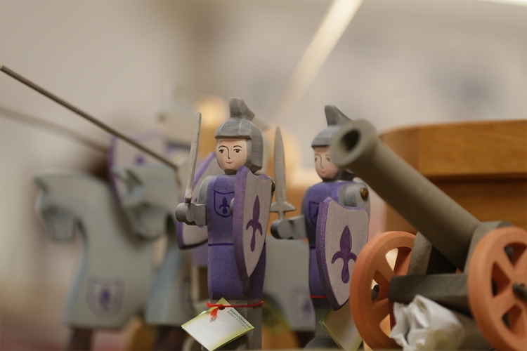 Holzsoldaten Holzsoldaten und Kanonen.